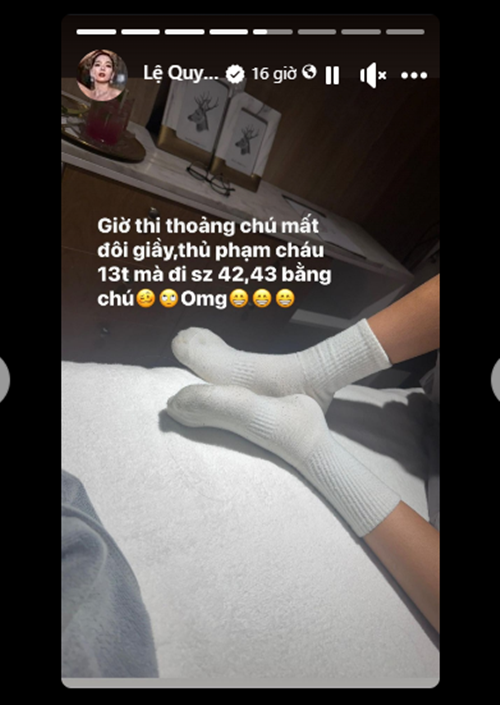 “Nữ hoàng phòng trà” tiết lộ con trai riêng thường xuyên mượn giày của Lâm Bảo Châu. "Giờ thi thoảng chú mất đôi giày, thủ phạm cháu 13 tuổi đi size 42, 43 bằng chú", Lệ Quyên viết. Ảnh: FBNV.