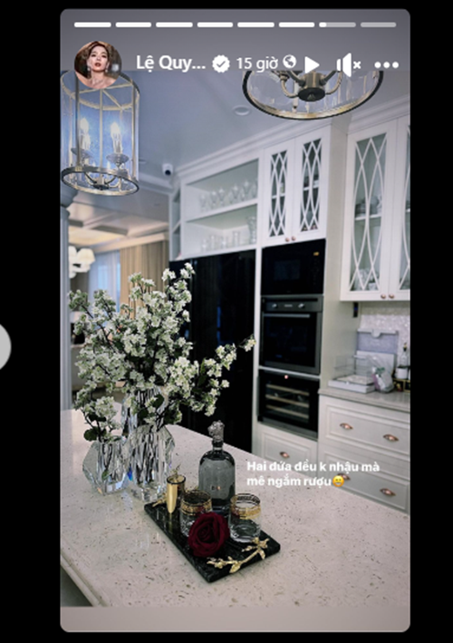 Lệ Quyên còn đăng không gian bếp bên trong căn biệt thự đồng thời nhắc đến sở thích chung với Lâm Bảo Châu: "Hai đứa đều không nhậu mà mê ngắm rượu". Ảnh: FBNV.