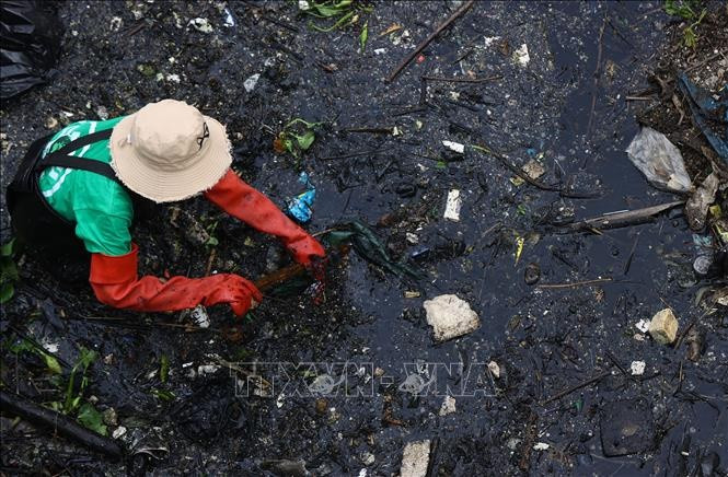 Dầm mình dưới sông "đen" để vớt rác.