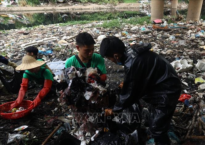 Rác được gom cho vào túi để mang đến nơi tập kết.