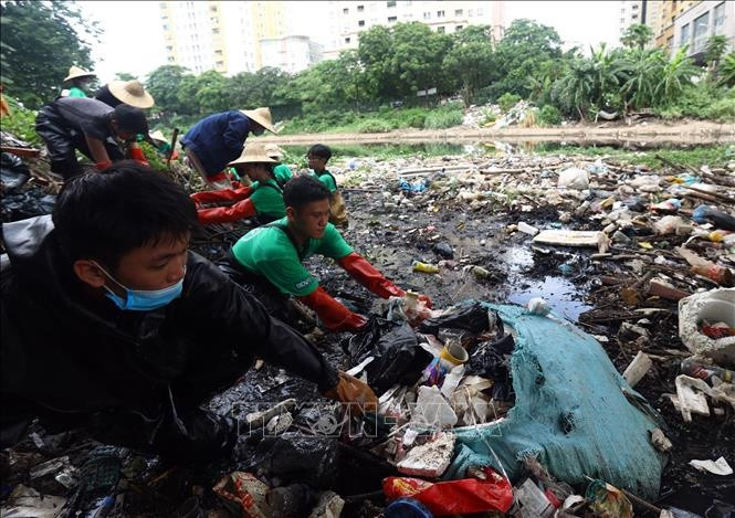 Nhiều túi rác to do người dân vứt xuống sông khiến các tình nguyện viên rất vất vả để kéo lên.