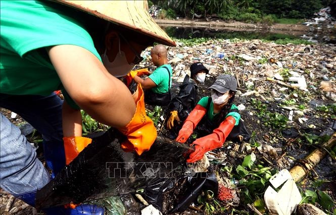 Chung tay dọn rác làm sạch môi trường.
