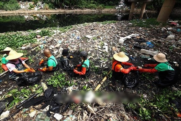 Số lượng rác dưới các dòng sông khá lớn nên tình nguyện viên rất vất vả để thu gom, dọn dẹp.