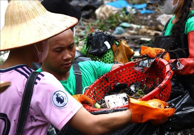 Các thành viên phải dùng rổ vớt rác dưới sông, sau đó cho vào túi nilon để đem đến nơi tập kết.