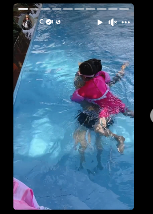 Nam rapper dạy bơi cho 2 bé Gà và Cún trong chuyến du lịch.