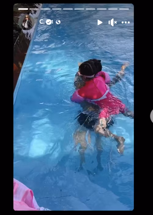 Nam rapper dạy bơi cho 2 bé Gà và Cún trong chuyến du lịch.