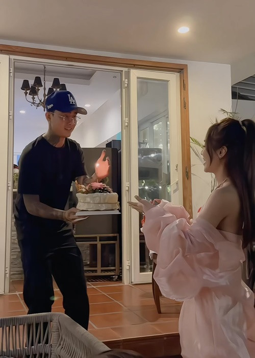 Đạt G chia sẻ trên Znews, tình yêu của Bảo Ngọc khiến anh tự dặn mình phải sống đàng hoàng, chín chắn và cẩn trọng khi đưa ra những quyết định.