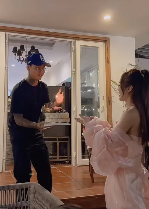 Đạt G chia sẻ trên Znews, tình yêu của Bảo Ngọc khiến anh tự dặn mình phải sống đàng hoàng, chín chắn và cẩn trọng khi đưa ra những quyết định.