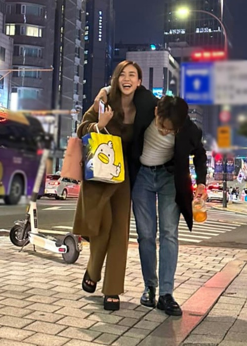 Vợ cũ Hoài Lâm đăng ảnh tươi cười, vui vẻ bên bạn trai khi đi du lịch nước ngoài.