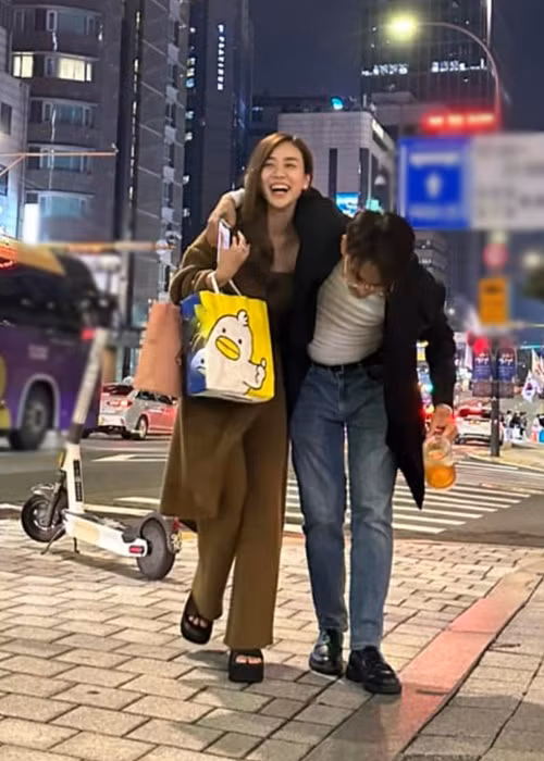 Vợ cũ Hoài Lâm đăng ảnh tươi cười, vui vẻ bên bạn trai khi đi du lịch nước ngoài.