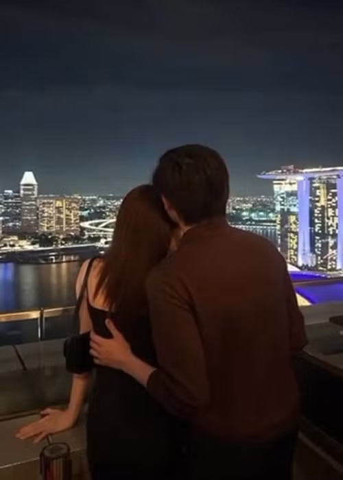 Cặp đôi tin đồn bị bắt gặp bên nhau ở Singapore. Ảnh: Phụ Nữ Số.