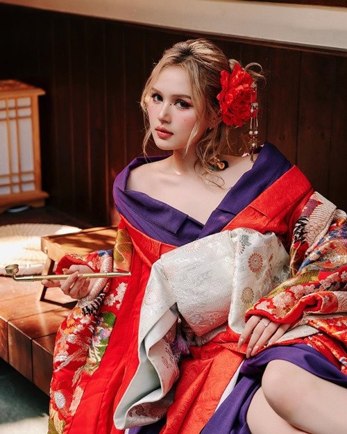 Hot girl sinh năm 2002 làm người mẫu ảnh, diễn viên trước khi lập gia đình.