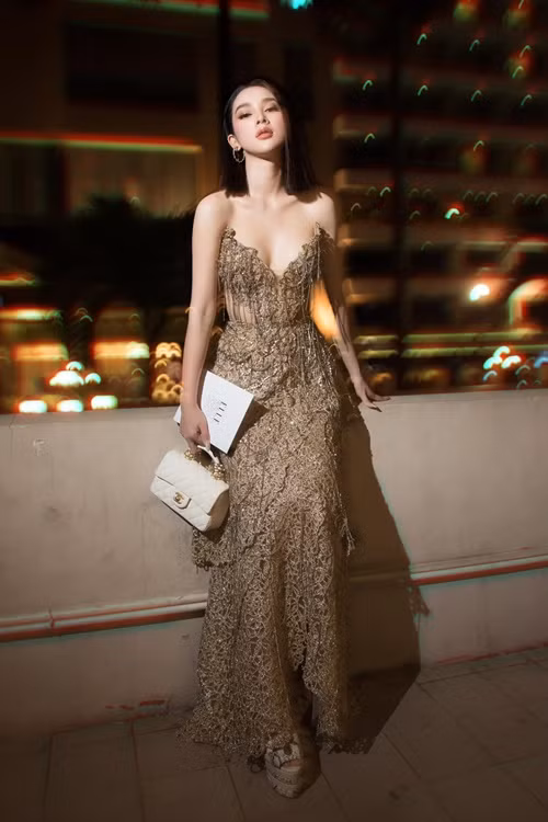 Quỳnh Lương khoe vóc dáng gợi cảm với đầm cúp ngực khi dự sự kiện.