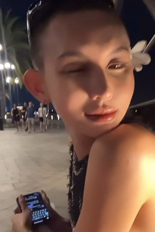 Lâm Minh và con trai rời khỏi nhà Decao. Sau đó, cô cạo đầu. Sự thay đổi ngoại hình của Lâm Minh khiến nhiều người bất ngờ.