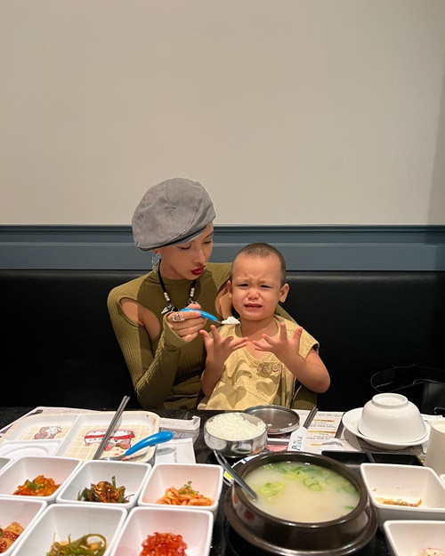 Nữ người mẫu khoe hình ảnh đưa quý tử đi ăn uống.