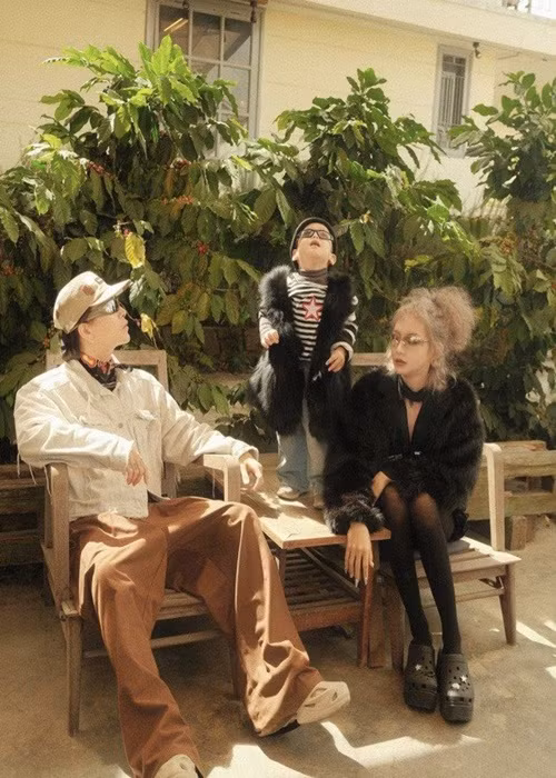 Cuối tháng 5, Lâm Minh vừa livestream vừa ôm con khóc trong tình trạng miệng chảy máu. Nữ người mẫu kể trong bữa cơm tối, thức ăn để quá xa phía cô. Sau đó, Lâm Minh lên phòng ăn mì gói. Cô cho biết, bản thân sau đó bị chồng và mẹ chồng đánh. Giữa ồn ào, Decao thừa nhận có xảy ra xô xát trong gia đình.