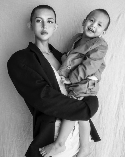 "Con không cần phải trở thành một ngôi sao", nữ người mẫu viết khi chia sẻ bộ ảnh.