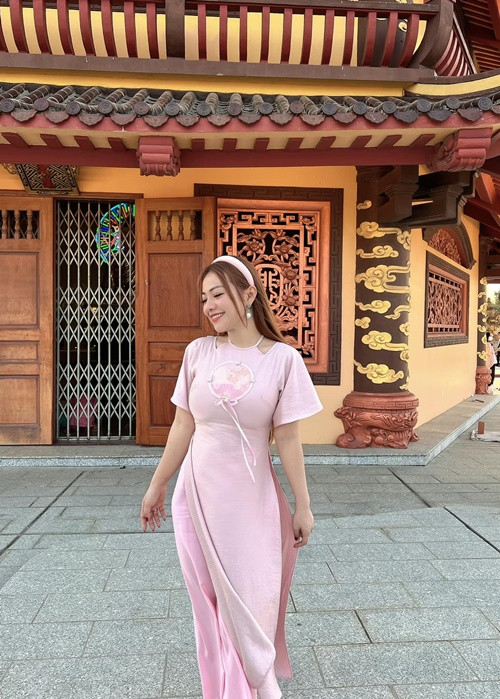 Nữ ca sĩ nâng mũi vì mong muốn sở hữu gương mặt lai Tây.