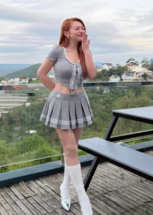 Vóc dáng của MiA thon gọn, gợi cảm.