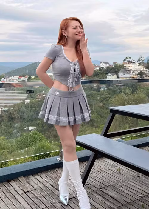 Vóc dáng của MiA thon gọn, gợi cảm.