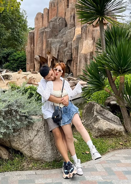 Triệu Vương kém MiA 3 tuổi, anh chững chạc hơn sau khi kết hôn.