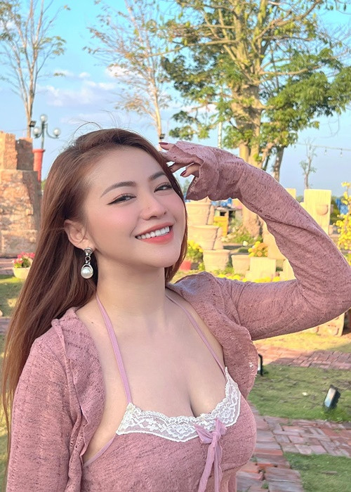 "Lý do khiến MiA nâng ngực chính là do đặc thù công việc bận rộn, hay đi làm về khuya, lại ăn đêm dẫn tới tình trạng tăng cân. Sau đó, MiA dành những ngày nghỉ ở nhà để giảm cân, mà giảm cân làm ảnh hưởng tới vòng 1 khi cấu trúc ngực là từ mô mỡ. Chính vì vòng 1 to nhỏ theo cân nặng nên MiA quyết định nâng ngực để cố định số đo, luôn gợi cảm", MiA chia sẻ trên Dân Việt.