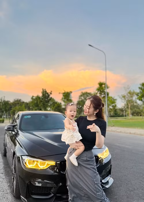 MiA kết hôn với Triệu Vương vào năm 2019 sau thời gian dài hẹn hò. Đến năm 2023, nữ ca sĩ sinh con.