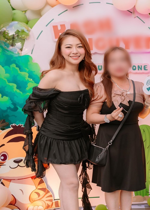 Trước khi lập gia đình, giọng ca sinh năm 1991 phẫu thuật thẩm mỹ mũi và vòng một.