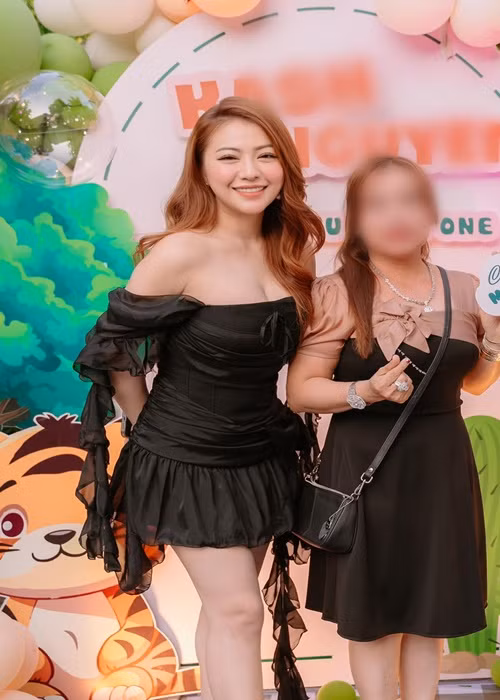 Trước khi lập gia đình, giọng ca sinh năm 1991 phẫu thuật thẩm mỹ mũi và vòng một.