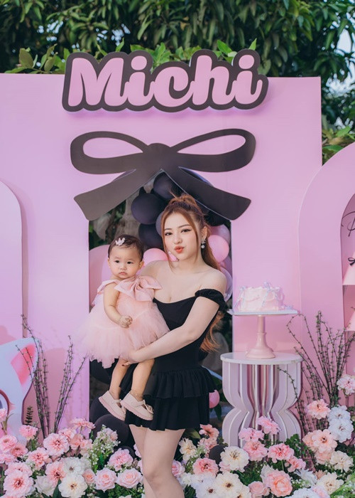 Nữ ca sĩ từng khoe giảm đến 18 kg chỉ sau 6 tháng sinh con gái đầu lòng.