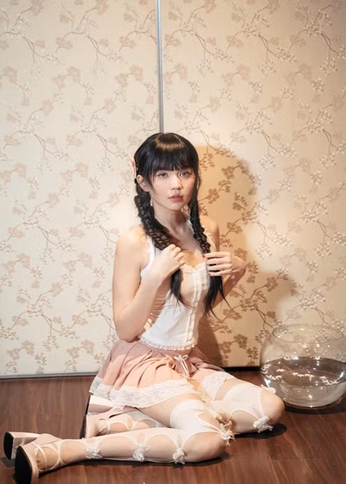 Tuy nhiên, chân dài gốc Trà Vinh dần quay về với những mẫu trang phục ngắn, mỏng.