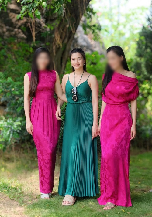 Nữ diễn viên chia sẻ nhiều hình ảnh bên bạn bè.