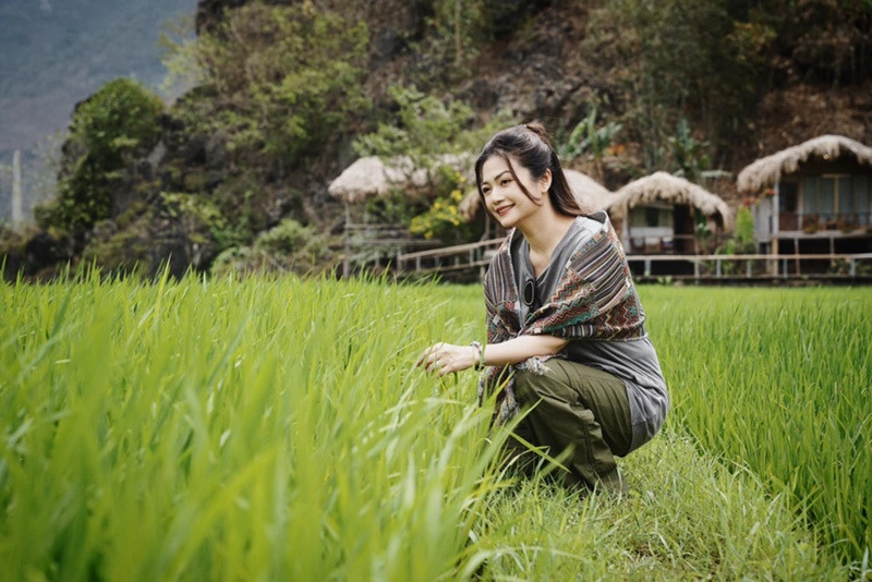 Bị đồn tái hôn, Kiều Anh cho hay: "Chưa một lần kết hôn mà cứ bảo tôi tái hôn là sao. Cái nhẫn đạo cụ như này mà cứ bảo đính hôn”.