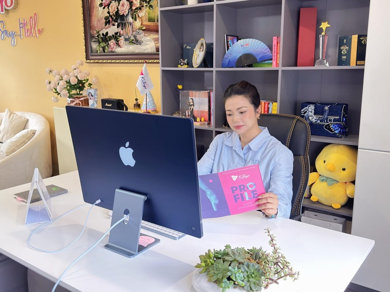 Người đẹp công tác tại Nhà hát Ca Múa Nhạc Việt Nam và kinh doanh.