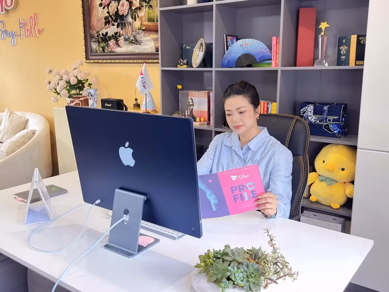 Người đẹp công tác tại Nhà hát Ca Múa Nhạc Việt Nam và kinh doanh.