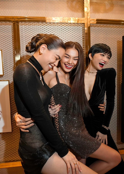 Trong cuộc phỏng vấn với Znews, Thanh Hằng cho biết: “Tôi và Hồ Ngọc Hà chưa từng xảy ra chuyện gì để mà phải giải thích hay ai trong hai người phải làm nạn nhân cả”.