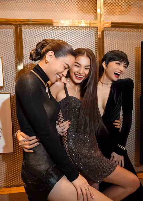 Trong cuộc phỏng vấn với Znews, Thanh Hằng cho biết: “Tôi và Hồ Ngọc Hà chưa từng xảy ra chuyện gì để mà phải giải thích hay ai trong hai người phải làm nạn nhân cả”.