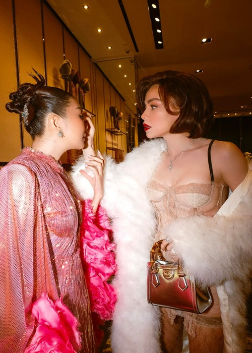 Cả hai có những cử chỉ thân thiết khi gặp mặt tại các sự kiện.