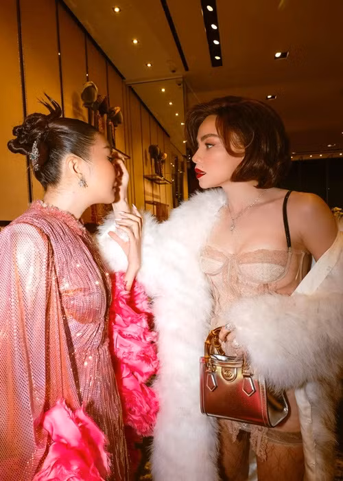 Cả hai có những cử chỉ thân thiết khi gặp mặt tại các sự kiện.