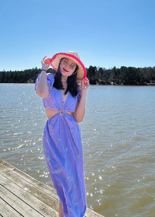 "Thư chỉ chia sẻ những chuyện liên quan đến buôn bán, công việc hoặc những chuyện nào Thư cảm thấy mọi người cần được biết thôi. Còn những chuyện cá nhân tôi sẽ không chia sẻ", cô bày tỏ.