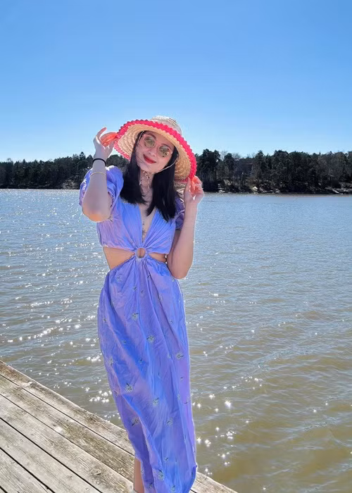 "Thư chỉ chia sẻ những chuyện liên quan đến buôn bán, công việc hoặc những chuyện nào Thư cảm thấy mọi người cần được biết thôi. Còn những chuyện cá nhân tôi sẽ không chia sẻ", cô bày tỏ.