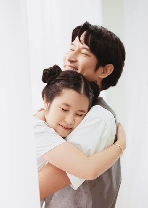 Huy Khánh không ít lần bày tỏ nỗi nhớ con gái. Anh viết trên trang cá nhân: “Ba thương con nhiều lắm. Con sẽ thấy nó sến lúc chụp nhưng ba thấy nó quý giá lắm. Rồi con sẽ thấy như vậy!”.