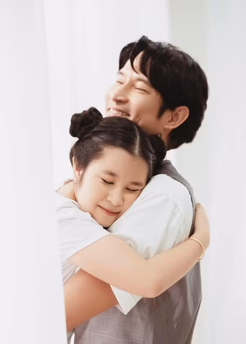 Huy Khánh không ít lần bày tỏ nỗi nhớ con gái. Anh viết trên trang cá nhân: “Ba thương con nhiều lắm. Con sẽ thấy nó sến lúc chụp nhưng ba thấy nó quý giá lắm. Rồi con sẽ thấy như vậy!”.