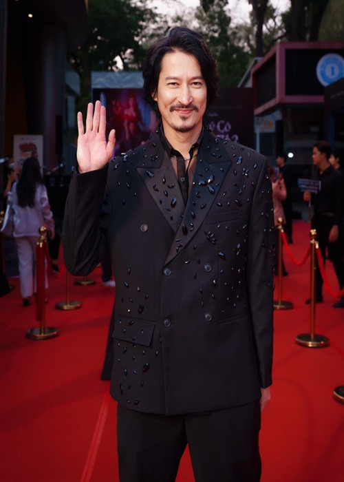 "Thời gian qua, vợ tôi đưa con gái du học Phần Lan. Con tôi còn nhỏ, chưa tự lo được nên vợ phải ở lại. Khi nào việc học của con ổn định, vợ tôi sẽ về lại Việt Nam", Tiền Phong dẫn lời Huy Khánh.