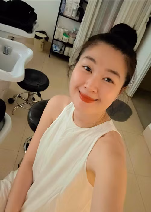 Vợ Huy Khánh gặp gỡ gia đình, bạn bè thân thiết khi trở về nước.