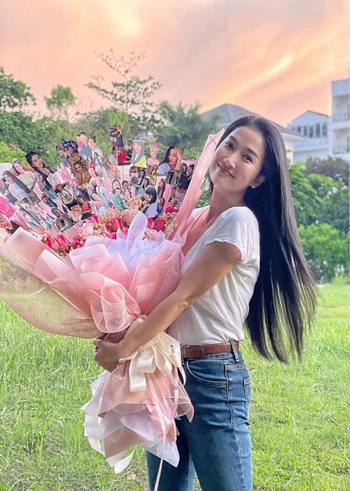 Cách đây ít ngày, cô khoe được người hâm mộ tặng hoa. "Thật dễ thương làm sao! Cũng lâu lắm rồi mình không rửa hình, nay được bạn fan làm bó hoa hình ảnh này tặng chẳng nhân dịp gì cả, vừa bất ngờ vừa vui trong dạ lắm! Lại một lần nữa mình nhìn ngắm, hồi tưởng lại kỷ niệm từ những tấm hình ấy. Cám ơn em gái đã đồng hành với chị nhiều năm như thế. Mãi yêu", Quỳnh Lam viết.