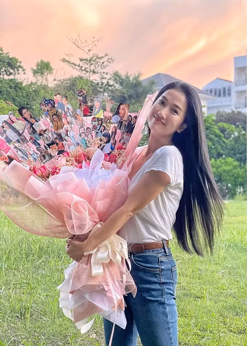 Cách đây ít ngày, cô khoe được người hâm mộ tặng hoa. "Thật dễ thương làm sao! Cũng lâu lắm rồi mình không rửa hình, nay được bạn fan làm bó hoa hình ảnh này tặng chẳng nhân dịp gì cả, vừa bất ngờ vừa vui trong dạ lắm! Lại một lần nữa mình nhìn ngắm, hồi tưởng lại kỷ niệm từ những tấm hình ấy. Cám ơn em gái đã đồng hành với chị nhiều năm như thế. Mãi yêu", Quỳnh Lam viết.