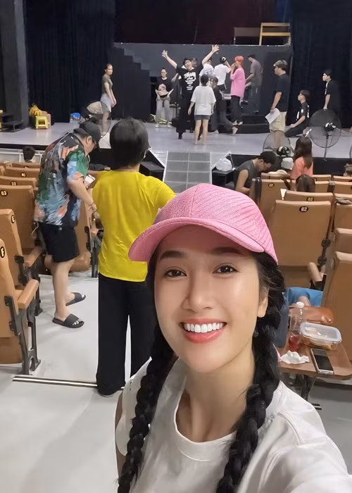 Nữ diễn viên tươi tắn khi đi tập kịch.