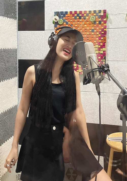 Nữ diễn viên tìm niềm vui trong công việc nghệ thuật.