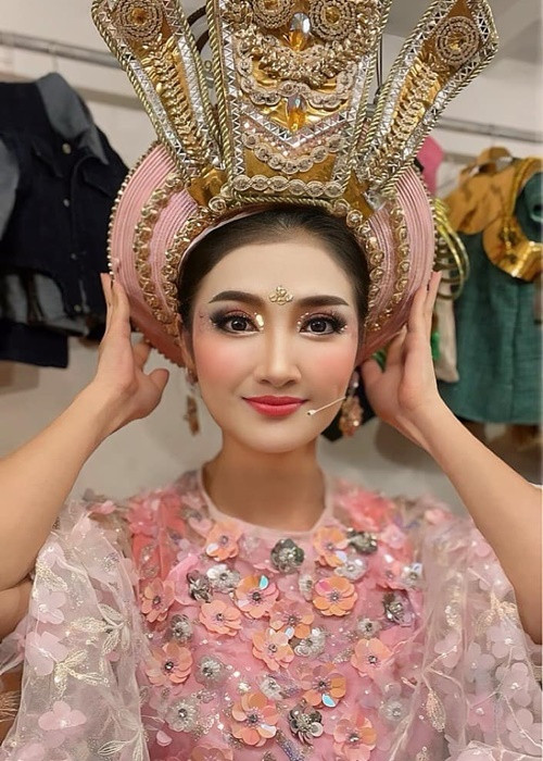 Nữ diễn viên miệt mài diễn kịch, đóng phim.